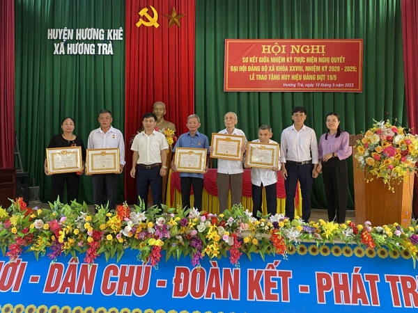 Đảng bộ xã Hương Trà sơ kết giữa nhiệm kỳ 2020-2025 và trao Huy hiệu Đảng đợt 19/5