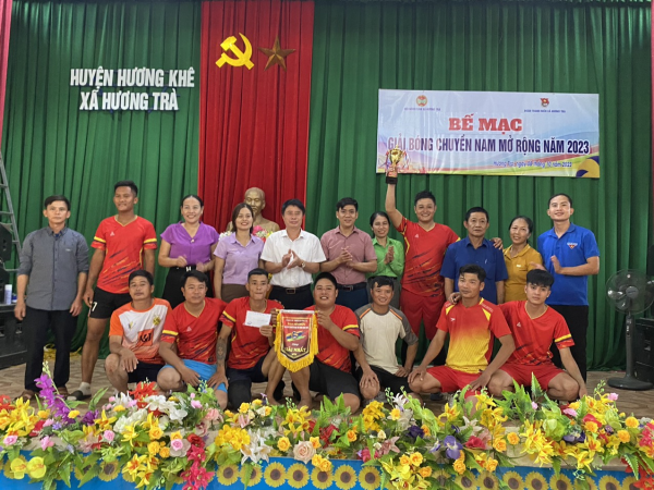 Hương Trà khai mạc giải bóng chuyền da Nam chào mừng các ngày lễ tháng 10