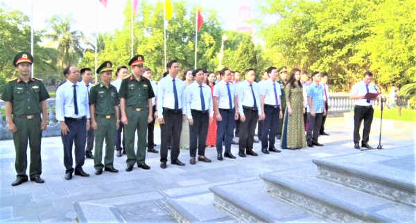 Lãnh đạo huyện dâng hương nhân dịp kỷ niệm 133 năm Ngày sinh của Chủ tịch Hồ Chí Minh