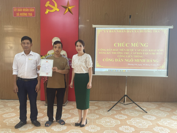 Xã Hương Trà tổ chức cấp giấy khai sinh, đăng ký thường trú, thẻ BHYT cho công dân qua cổng DVC liên