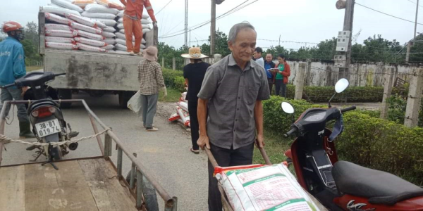 Hội nông dân xã Hương Trà tổ chức cung ứng dịch vụ hổ trợ phân bón cho các hội viên nông dân