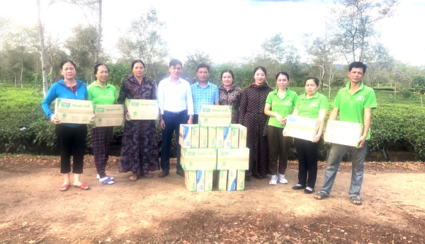 Hội Nông dân xã Hương Trà ủng hộ hội viên phòng chống hạn cho cây Chè
