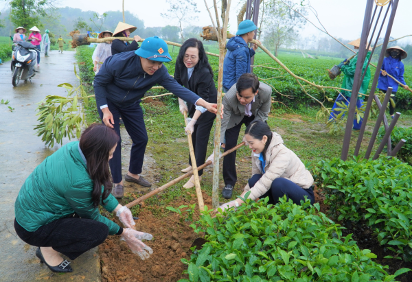 UBND xã Hương Trà phối hợp với hội Phụ nữ huyện trồng 100 cây xanh tại Khu check in Nam Trà, xã Hươn